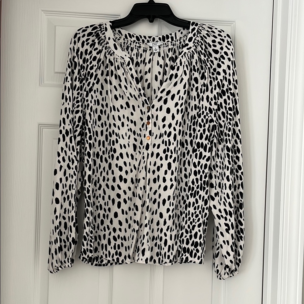 Woman’s flowy long sleeve crown & ivy top
Vee neck with three buttons